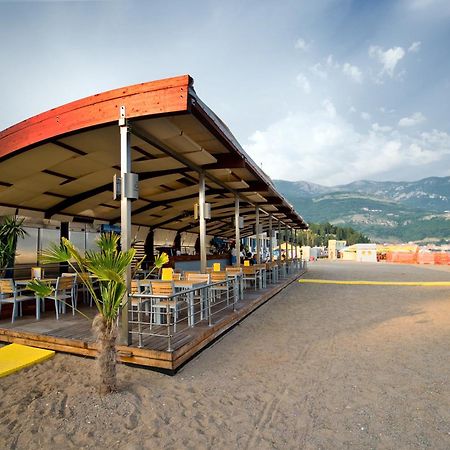 Splendid Conference & Spa Resort Budva Bagian luar foto The airport's restaurant