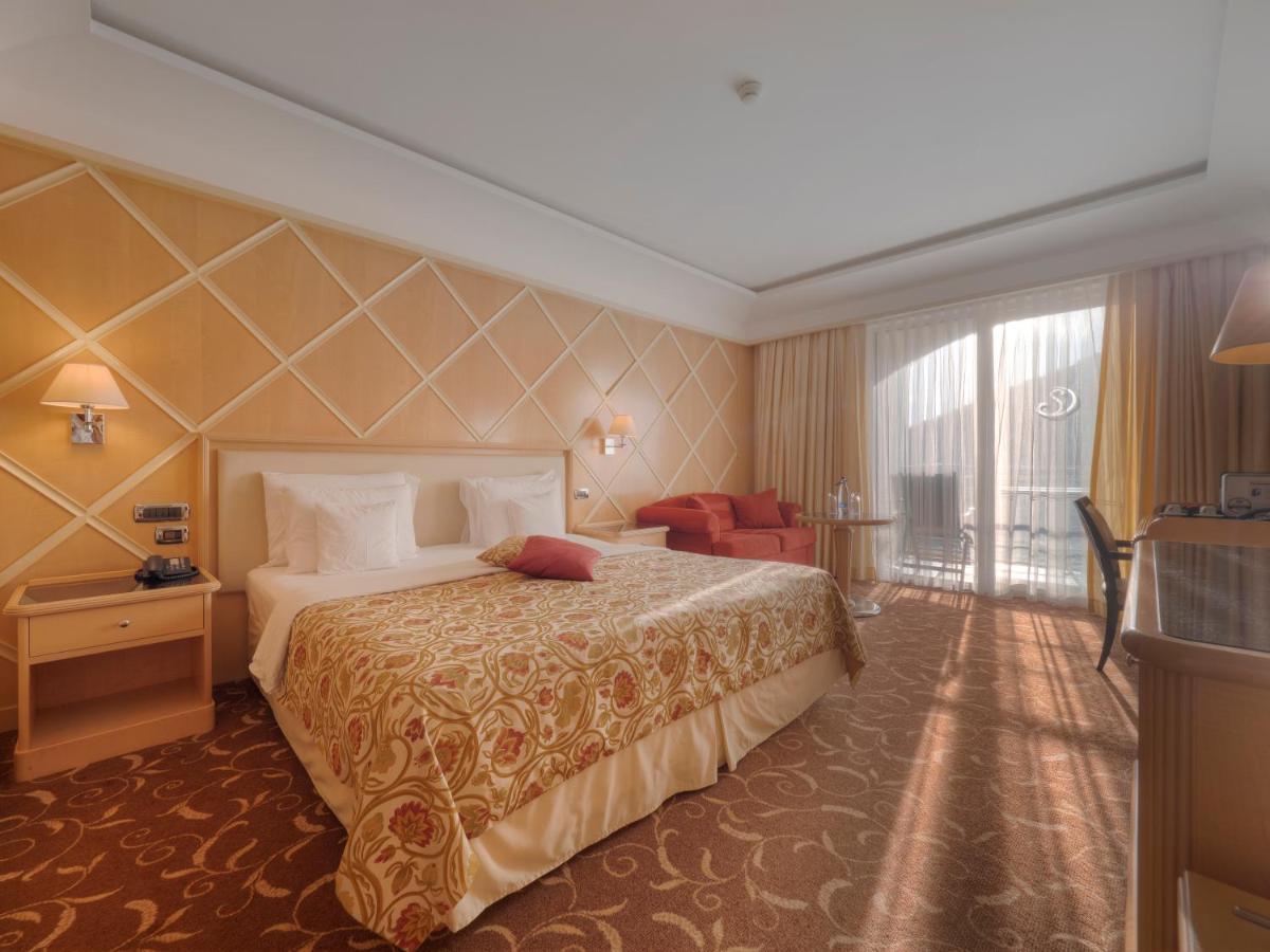 Splendid Conference & Spa Resort Budva Bagian luar foto A room at the hotel