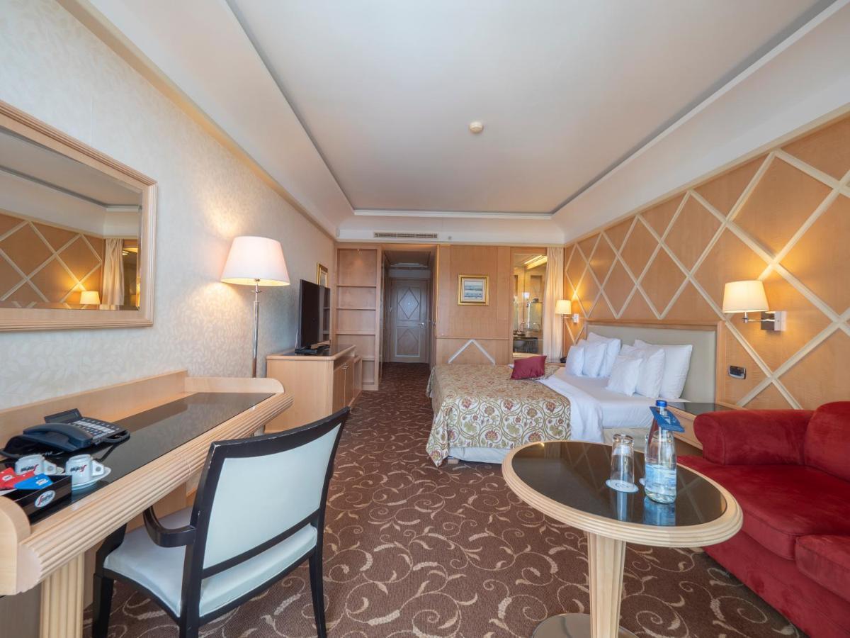 Splendid Conference & Spa Resort Budva Bagian luar foto A room at the hotel