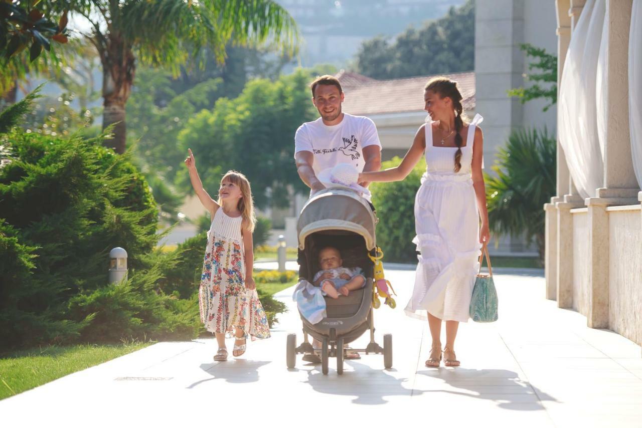 Splendid Conference & Spa Resort Budva Bagian luar foto Family