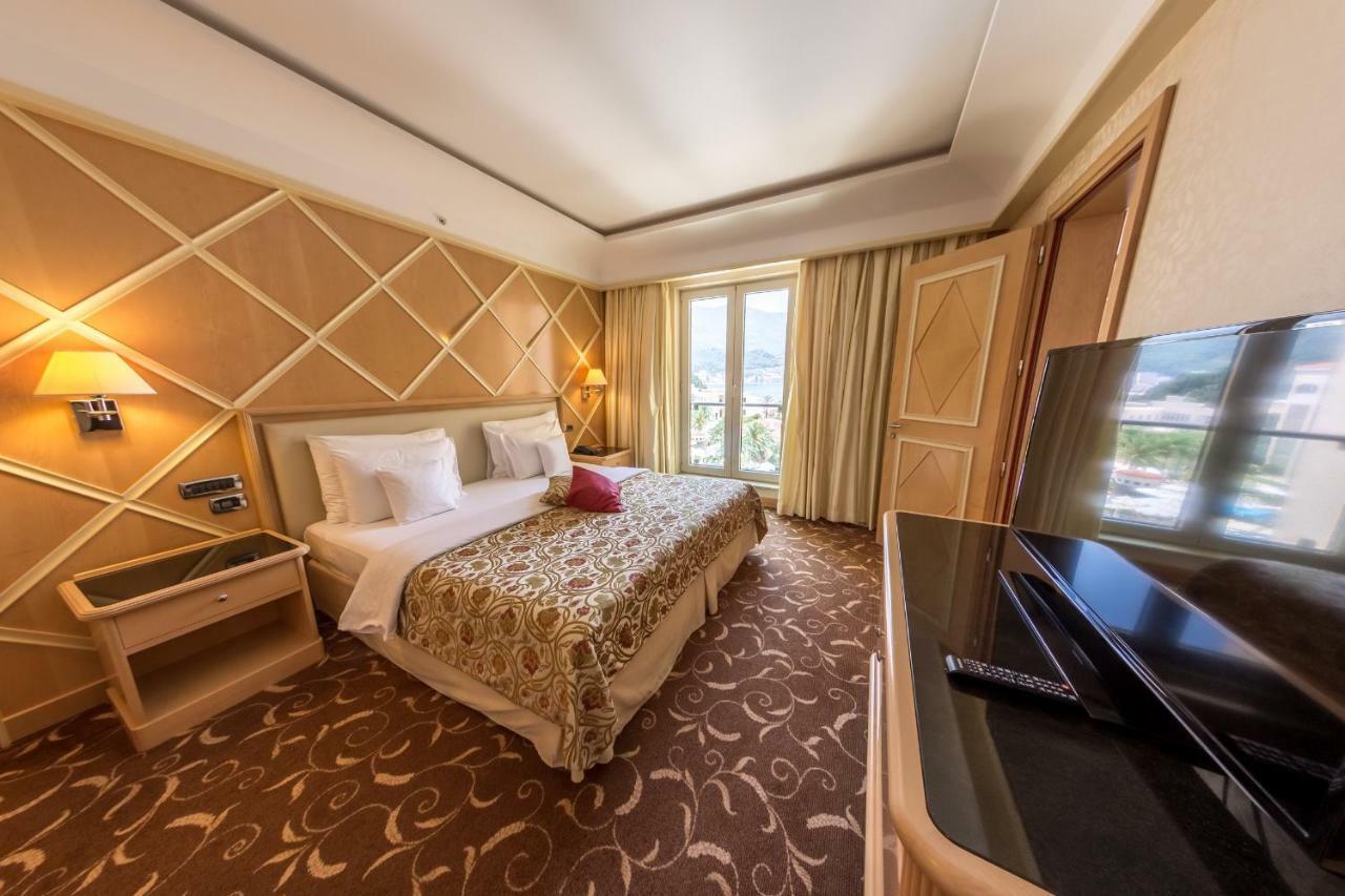 Splendid Conference & Spa Resort Budva Bagian luar foto A room at the hotel