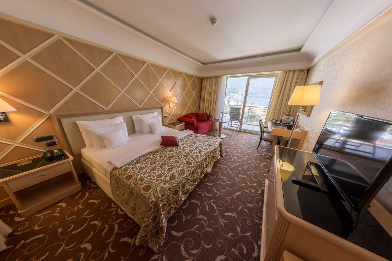 Splendid Conference & Spa Resort Budva Bagian luar foto A room at the hotel