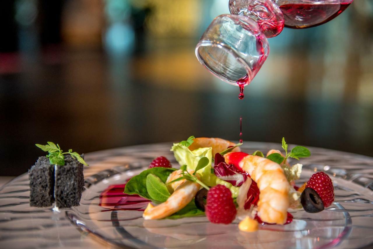 Splendid Conference & Spa Resort Budva Bagian luar foto A salad being drizzled with a vinaigrette