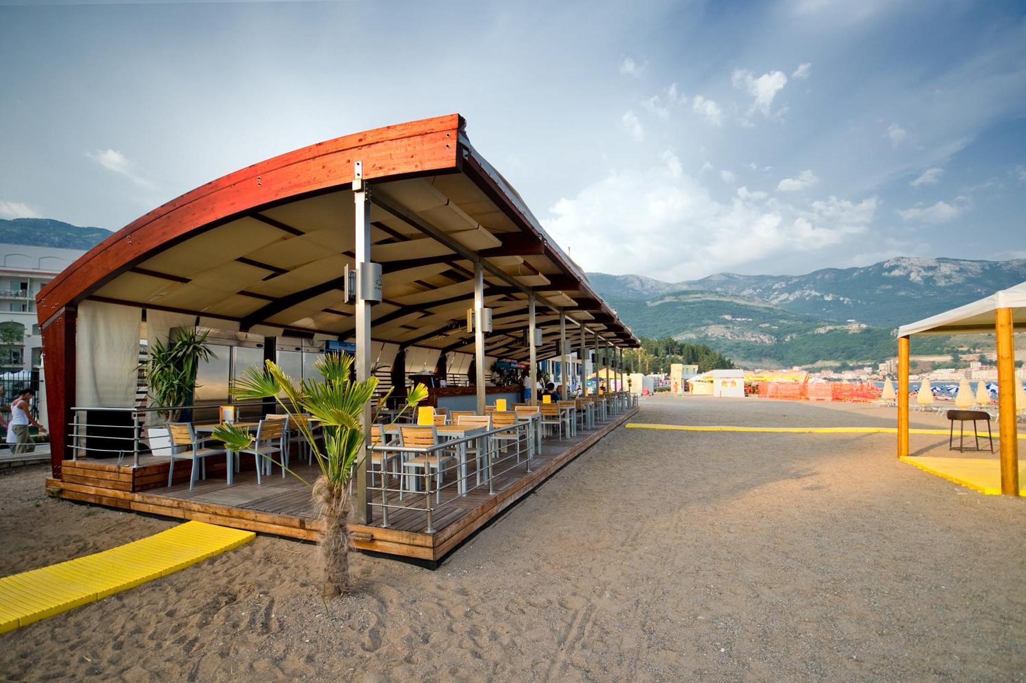 Splendid Conference & Spa Resort Budva Bagian luar foto The airport's restaurant
